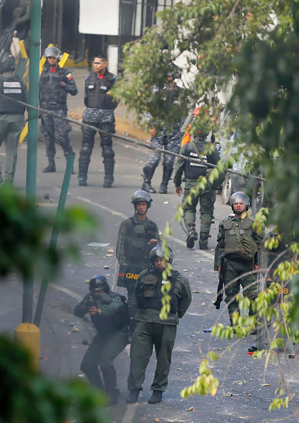 עימותים בין מפגינים ל צבא ונצואלה אחרי ניסיון הפיכה (צילום: AP)