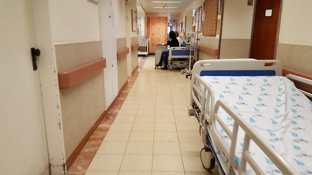 Больничные койки в корридоре. Фото: Итай Шикман (Photos: Itay Shikman)