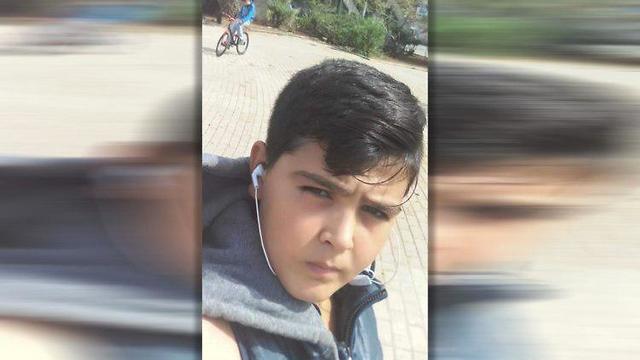 שוטרים רודפים אחרי אחמד זועבי פליט סורי בן 14 ב ביירות לבנון ()