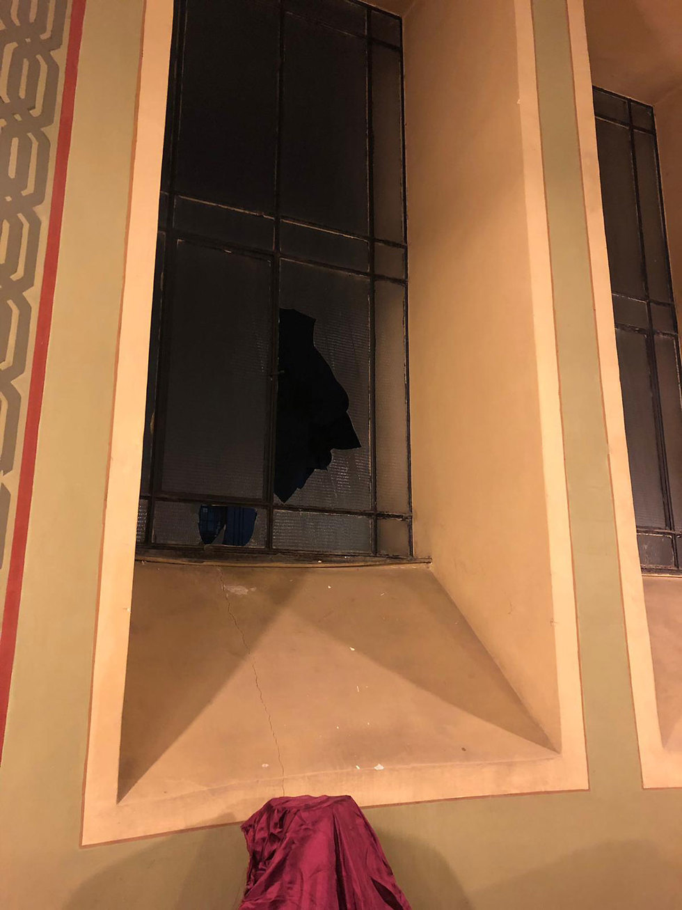 החלון השבור שנופץ בבית הכנסת הגדול בסופיה, בולגריה (צילום: הקהילה היהודית בבולגריה )