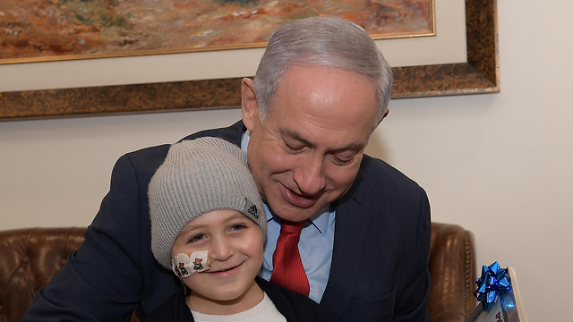 ראש הממשלה בנימין נתניהו עם הילד עידו רפאל (צילום: עמוס בן גרשום לע