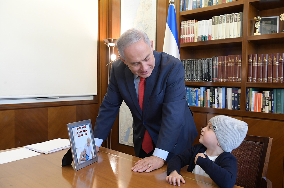ראש הממשלה בנימין נתניהו עם הילד עידו רפאל (צילום: עמוס בן גרשום לע