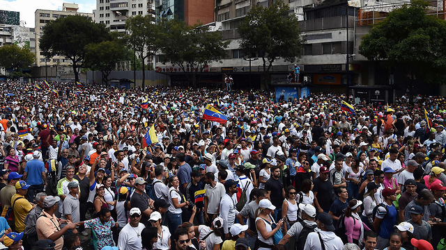 תומכים של מנהיג האופוזיציה ב ונצואלה חואן גוואידו ב הפגנה ב קראקס (צילום: AFP)