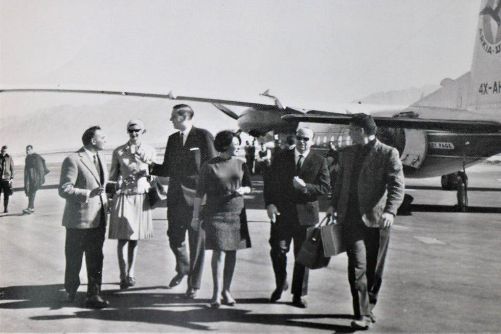 ראש עיריית אילת יוסקה לוי עם שר התירות הבלגי בשדה התעופה באילת, 1966 (צילום מתוך אלבומי רשות שדות התעופה)