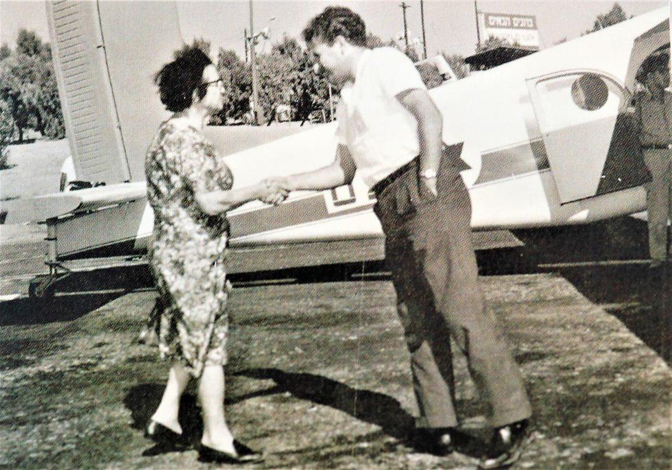פולה בן גוריון נפרדת מאשר אולניק סגן ראש עיריית אילת ליד מטוס פייפר, 1962 (צילום מתוך אלבומי רשות שדות התעופה)