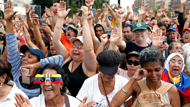 תומכים של מנהיג האופוזיציה ב ונצואלה חואן גוואידו ב הפגנה ב קראקס (צילום: רויטרס)