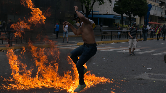 תומכים של מנהיג האופוזיציה ב ונצואלה חואן גוואידו ב הפגנה ב קראקס (צילום: MCT)