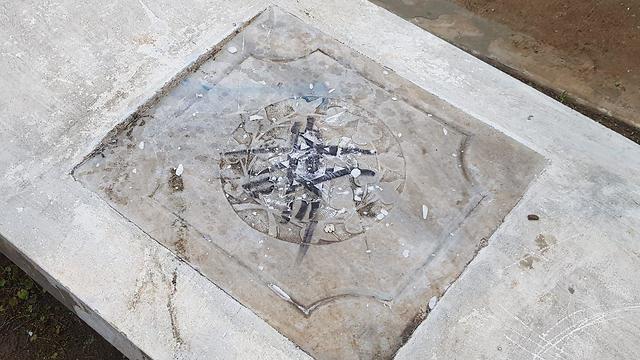 אנדרטה באוניברסיטת אריסטו לזכר בית עלמין יהודי הושחתה על ידי עבריינים (צילום: סימן טוב צדקה)