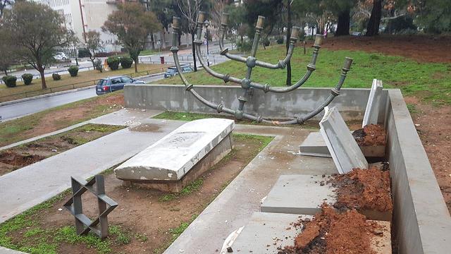 אנדרטה באוניברסיטת אריסטו לזכר בית עלמין יהודי הושחתה על ידי עבריינים (צילום: סימן טוב צדקה)
