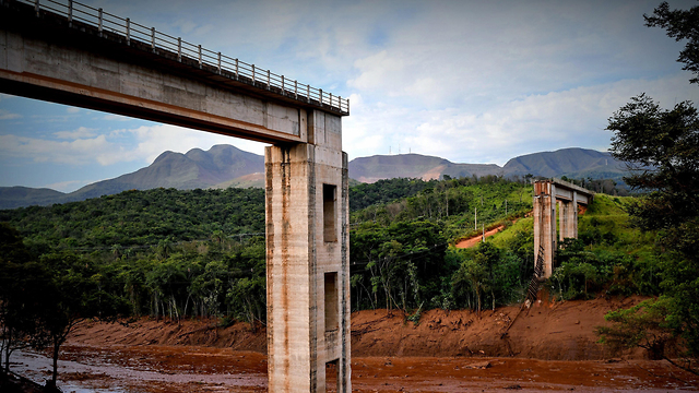 קריסת הסכר בברזיל (צילום: EPA)