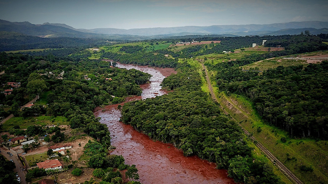 קריסת הסכר בברזיל (צילום: EPA)