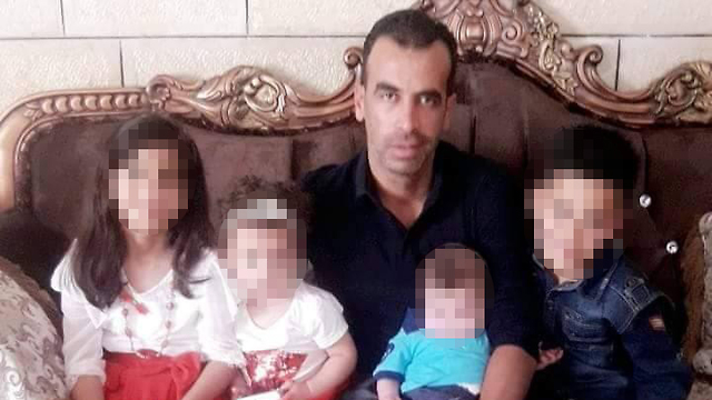 חמדי נעסאן ומשפחתו ()