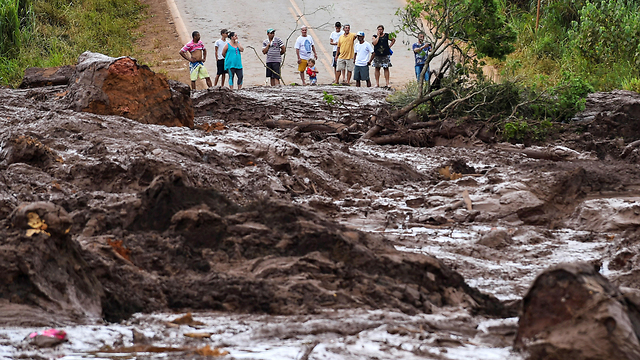 Прорыв дамбы в Бразилии. Фото: EPA