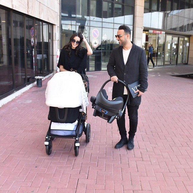 "יאללה מאמי, תמונה". דודו אהרון ונטלי לוי (צילום: צ'ינו) "יאללה מאמי, תמונה". דודו אהרון ונטלי לוי (צילום: צ'ינו)