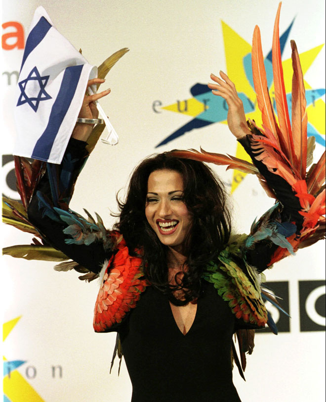 התוכי והדגל בזכייה באירוויזיון 1998 (צילום: AP)