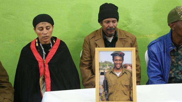 Parents of Yehuda Biadga hold a photo of their son (Photo: Motti Kimchi)