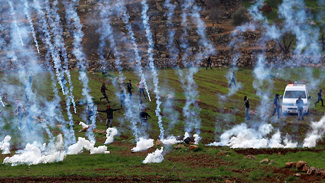 מהומות פלסטינים ליד רמאללה (צילום: רויטרס)