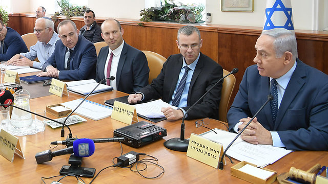 Benjamin Netanyahu, right, holds his weekly cabinet meeting in Jerusalem, January 27, 2019  (Photo: GPO)