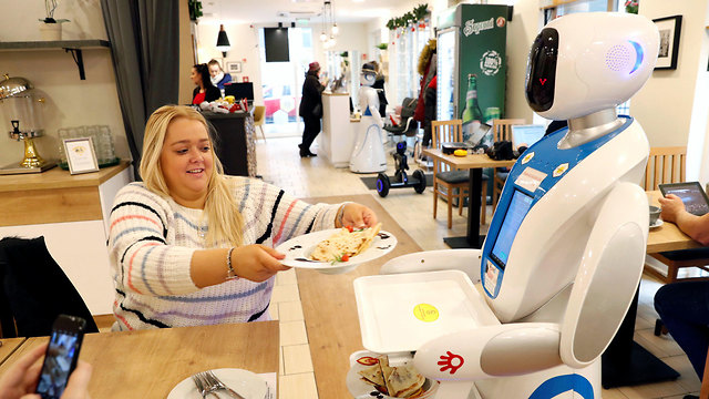 הונגריה בודפשט רובוט רובוטים מלצרים מגישים קפה אוכל מסעדה (צילום: רויטרס)