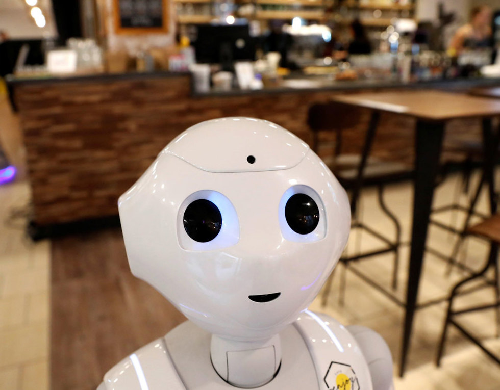 הונגריה בודפשט רובוט רובוטים מלצרים מגישים קפה אוכל מסעדה (צילום: רויטרס)