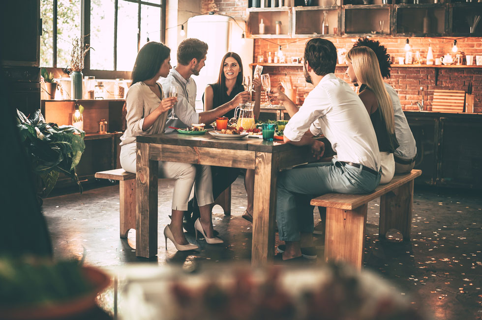 תשכחו מטינדר. הטרנד הנוכחי הוא להזמין או ללכת לארוחת ערב אינטימית של אנשים זרים בסטטוס דומה (צילום: Shutterstock)