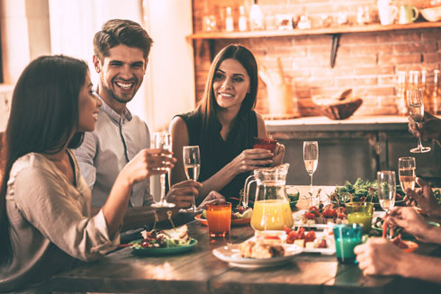 בניגוד לדייט, בארוחה כזו את יכולה יותר להתרשם מהבן אדם, לראות איך הוא מדבר עם אנשים אחרים (צילום: Shutterstock)