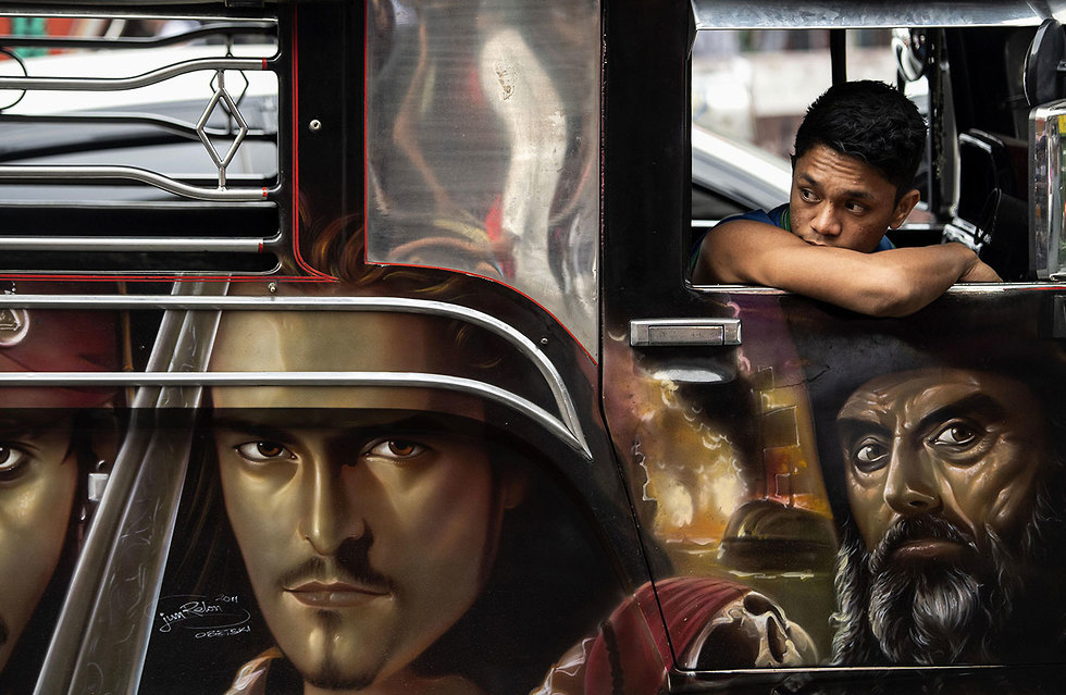 פיליפינים הפיליפינים אומנות ציור על אוטובוסים מיניבוסים ג'יפני (צילום: AFP)