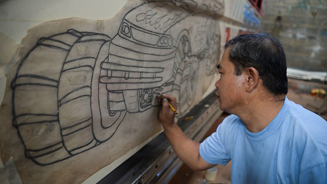 פיליפינים הפיליפינים אומנות ציור על אוטובוסים מיניבוסים ג'יפני (צילום: AFP)