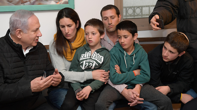 Netanyahu visits families evacuated from Netiv Ha'avot in their trailers (Photo: GPO)
