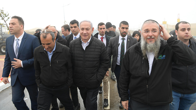 Prime Minister Netanyahu and foremer Netiv Ha'avot residents (Photo: GPO)