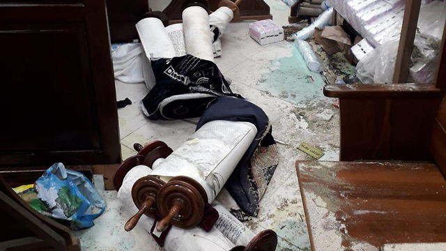 הנזק בבית הכנסת לאחר הפריצה ()