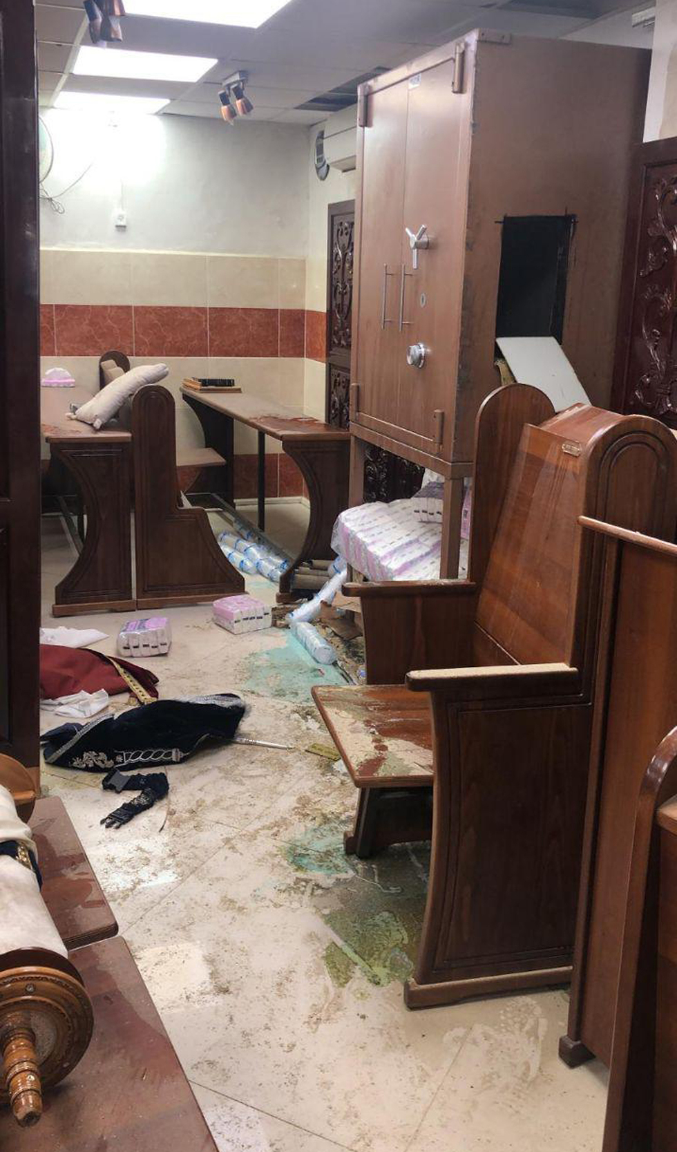 הנזק בבית הכנסת לאחר הפריצה (צילום: דוברות המשטרה)