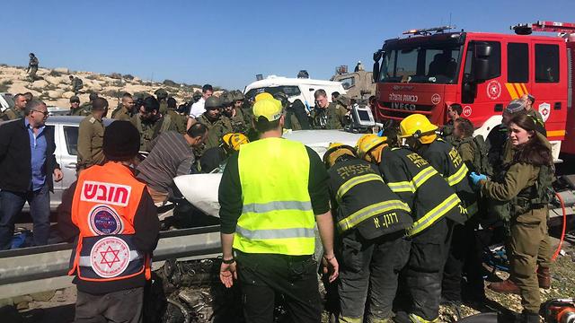 תאונה בציר 60 בדרום הר חברון (צילום: דוברות כב