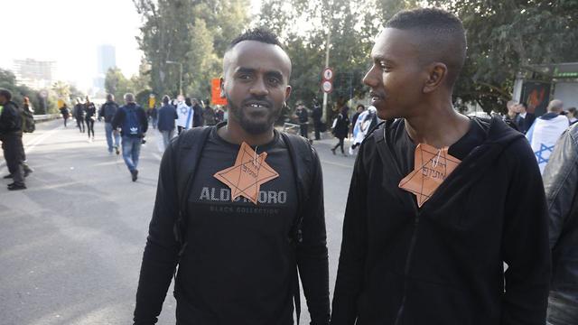 Демонстранты с желтыми звездами, на которых написано "Еврей-эфиоп". Фото: Шауль Голан