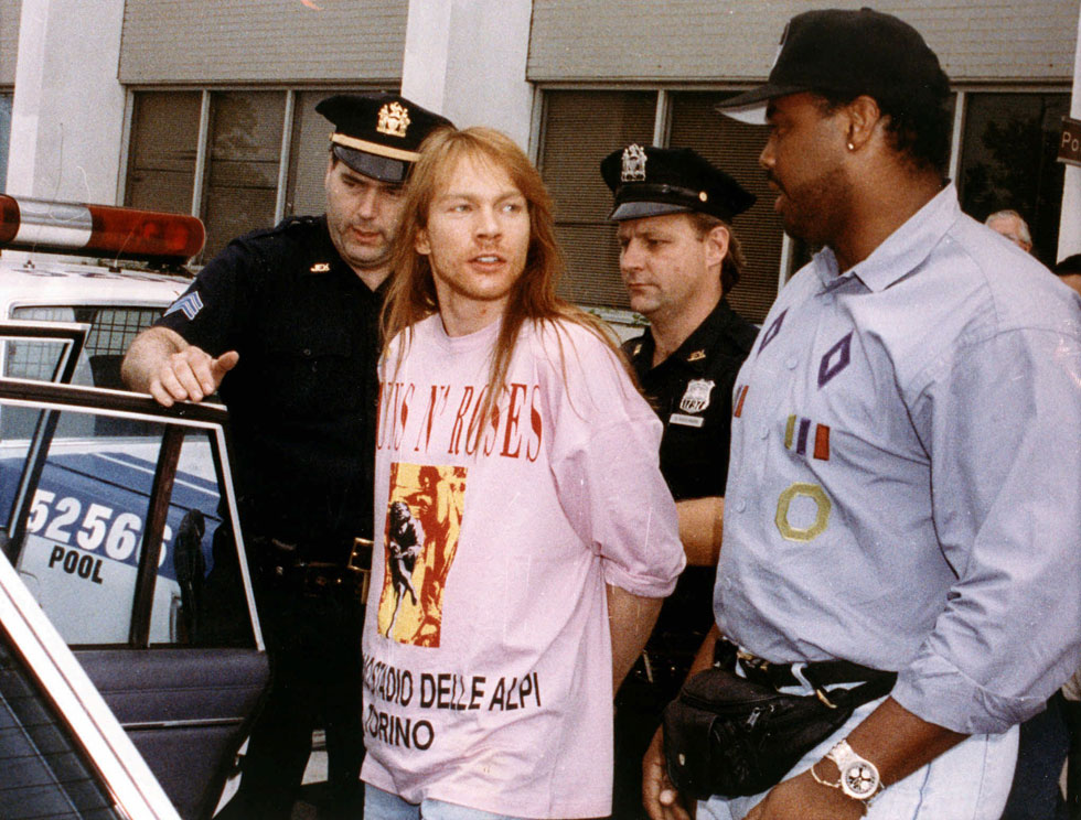 1992: רוז נעצר בנמל התעופה קנדי בניו יורק בעקבות מהומה שהקים בהופעה של גאנז אנד רוזס בסט-לואיס  (צילום: AP)