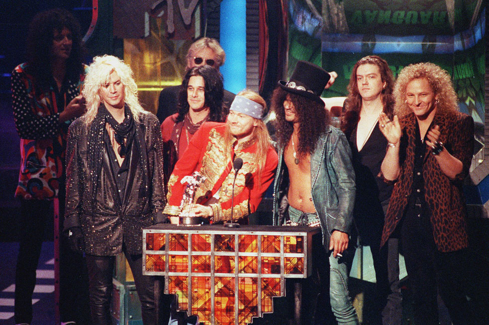 1992: גאנז אנד רוזס (רוז במרכז) חוגגים זכייה בפרס אם-טי-וי עבור הקליפ לשירם "גשם נובמבר" (צילום: AP)
