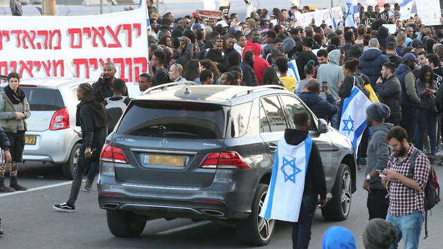 הפקקים בכביש אילון עקב מחאת העדה האתיופית נגד אלימות המשטרה (צילום: מוטי קמחי)