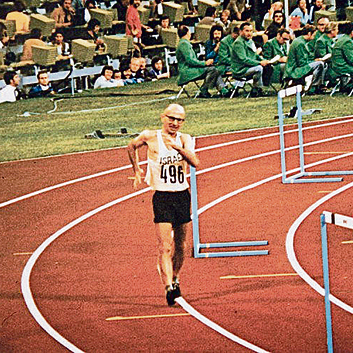 זכה באליפות העולם ל־ 100 ק"מ. שאול לדני על המסלול | צילום: מכון השואה