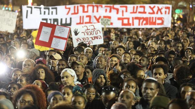 מחאה של העדה האתיופית נגד אלימות המשטרה בכיכר רבין (צילום: דנה קופל)