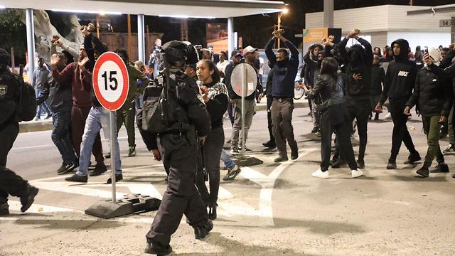 Полиция пытается пресечь беспорядки. Фото: Дана Кoпель (Photo: Dana Koppel)