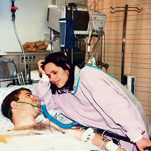 עם אשתו דונה בבית החולים לאחר פציעתו ב־ 1998. "תאימות מוחלטת"