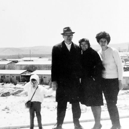 1967  "צריפים במדבר, ערד בראשית דרכה. אבא מצלם את אמי רחל, סבתא לאה וסבא מרקו, ואני שלא מרוצה שם"
