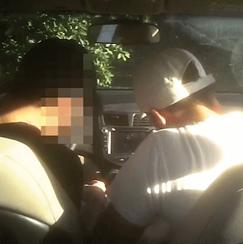 בתוך המכונית: החשוד (מימין) והסוכן הסמוי מבצעים  את העסקה