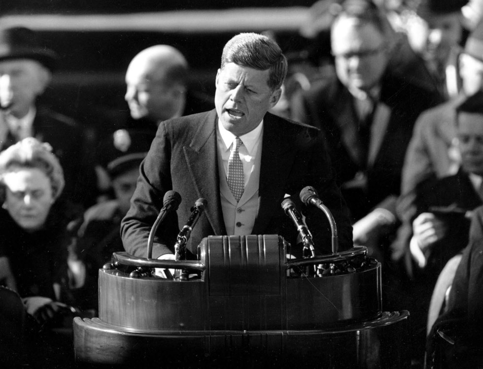 נאום ההשבעה שלו, 20 בינואר 1961. "אל תשאלו מה ארצכם יכולה לעשות למענכם – שאלו מה אתם יכולים לעשות למען ארצכם"  (צילום: AP)