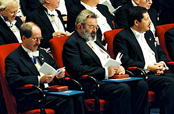 מרטינוס ולטמן וחררדוס טהופט בטקס הענקת פרס נובל	 (צילום: מתוך אתר פרס נובל)