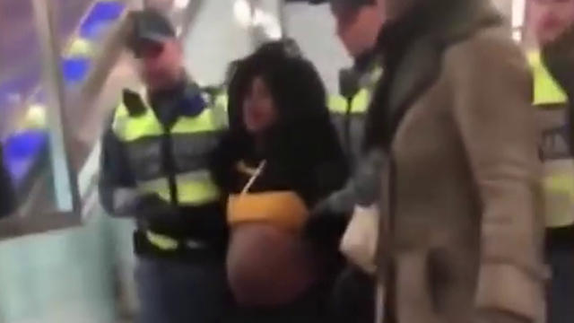 אישה ב היריון הריון נגררה בכוח מ רכבת ב שבדיה ()