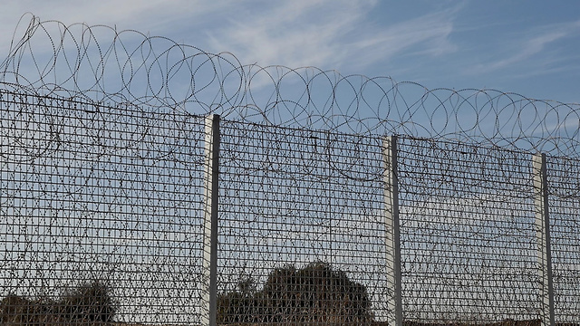 העבודות להקמת המכשול העילי בגבול רצועת עזה (צילום: דוברות משרד הביטחון)