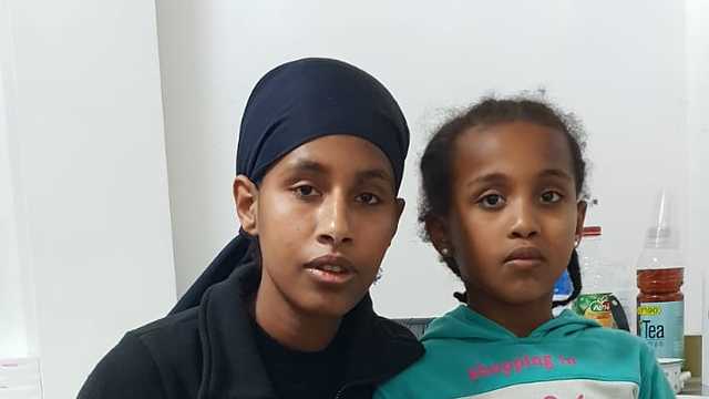 טרגדיה במסע לארץ מ אתיופיה ישראל העדה האתיופית ושני ילדיה עם תמונה של סבתא  ()