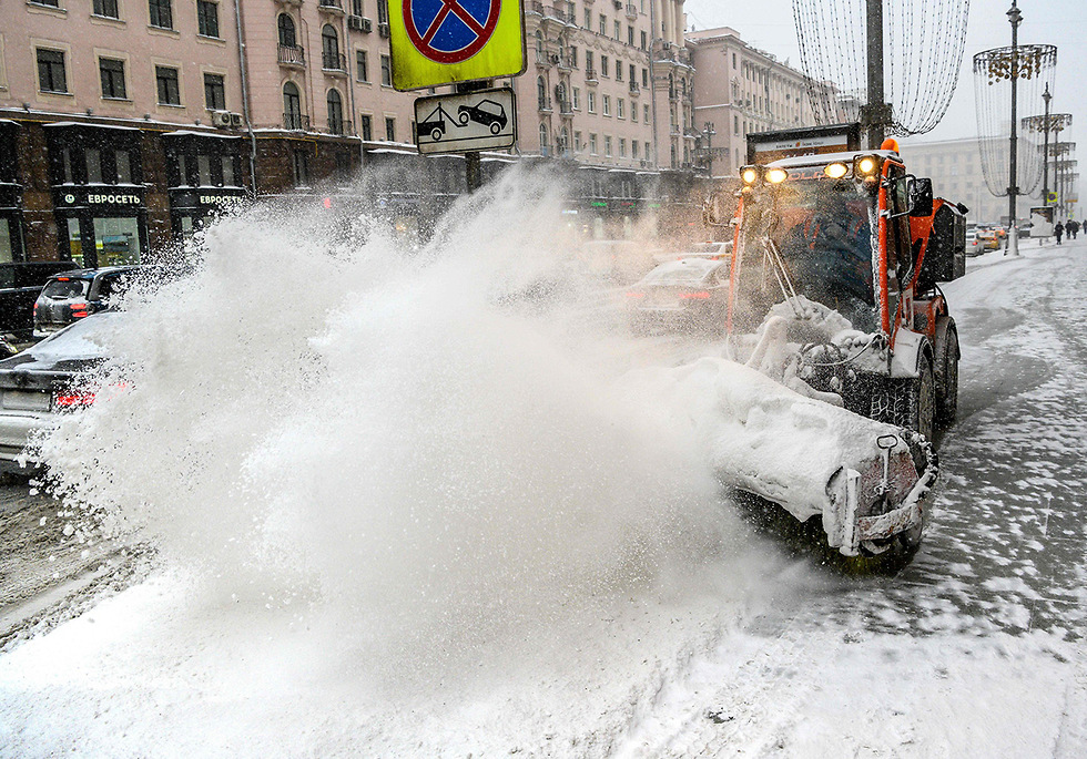 Снегоуборочный трактор в Москве. Фото: AFP