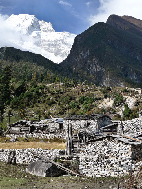 כשהאבן והסלע משבצים את הבתים ממש בתוך ההר. נפאל (צילום: גיא שחר)